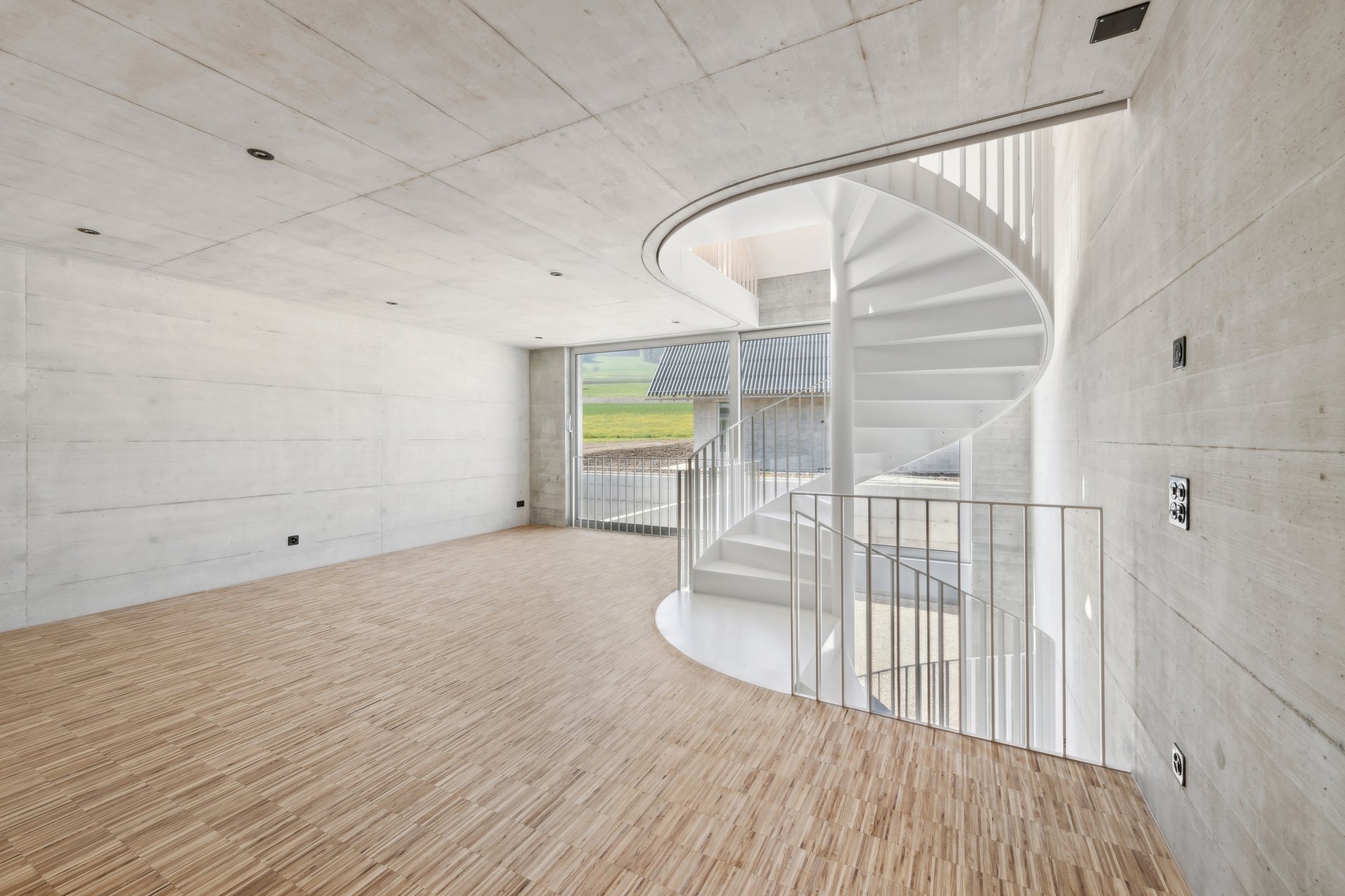 Wohnzimmer im Obergeschoss mit Wendeltreppe